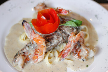 Tallarines mar y tierra con arrachera y camarón en salsa alfredo 