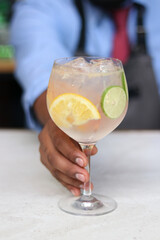 Copa de ginebra con rodajas de limón y naranja