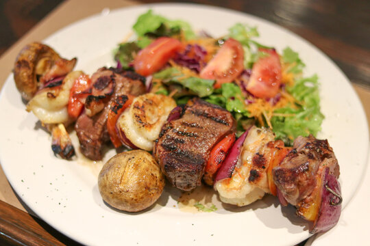 Brocheta mar y tierra de carne con camarón 