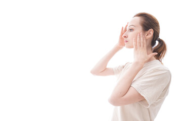 スキンケアをする若い女性