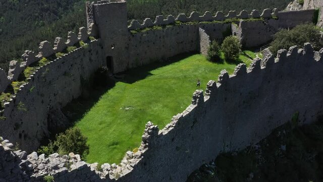 Vue a&eacute;rienne par drone des Ch&acirc;teaux du Pays de Cathare