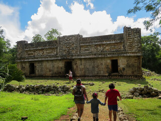 familia entrando a templo de  ciudad maya de xlapak en yucatan mexico