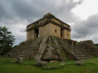 Fototapeta na wymiar templo maya de las muñecas en dzibilchaltun mexico