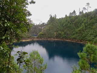 lago azul de montebello en chiapas mexico