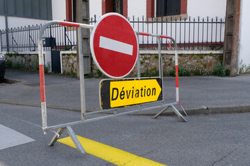 Panneau de signalisation routière indiquant une déviation et un sens interdit