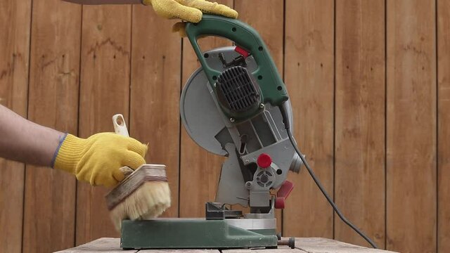 to clean the electric saw from dust and sawdust