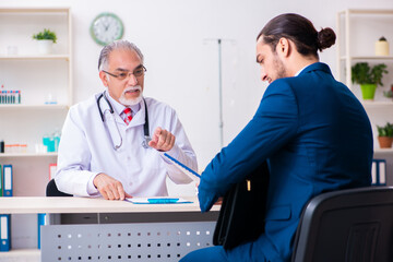 Obraz premium Male doctor and businessman discussing medical project