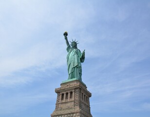 Fototapeta premium statue of liberty landmark with torch and sky