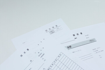 請求書 見積書 領収書 デスク