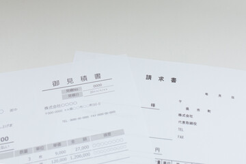 Obraz premium 見積書 領収書 デスク