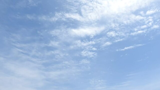 たけのこしょうず、七十二候「竹笋生」の日の青空、タケノコすくすく、雲もくもく、イメージ素材