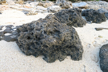 宮古島の海と岩場