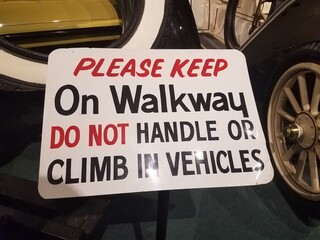 please keep on walkway sign