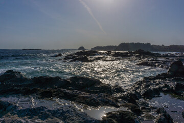 うねりのある荒れた磯。