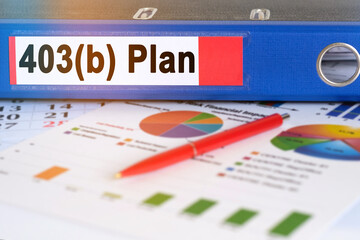 Obraz premium On the table are pie charts, a pen and a folder with the inscription - 403b Plan.