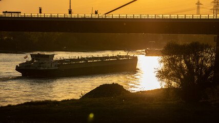 Rheinschifffahrt bei Leverkusener Brücke