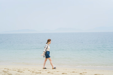 海辺を散策する女性