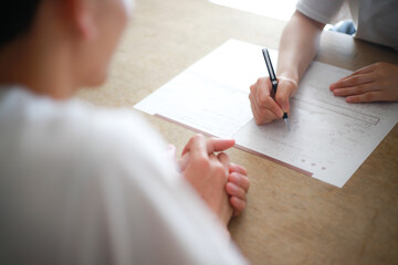 婚姻届に記入するカップル