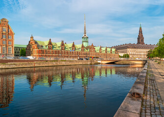 Obraz premium Kopenhaga, Dania. Popularna atrakcja Borsen w stolicy Danii. Budynek dawnej giełdy.