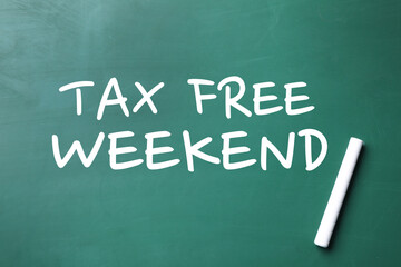 Obraz premium Text TAX FREE WEEKEND written on chalkboard