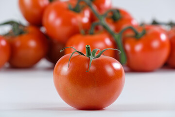 Frische Tomaten / Rote Tomaten auf weißem Hintergrund