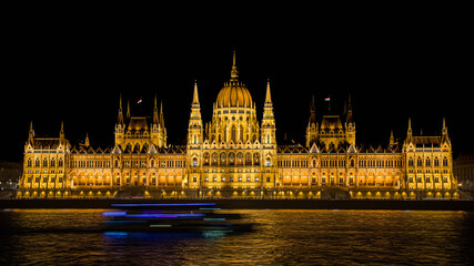 Fototapeta premium Long exposure of Hungarian Parliament in Budapest at night
