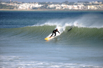 Surfer auf einer schönen welle mit Bioboard