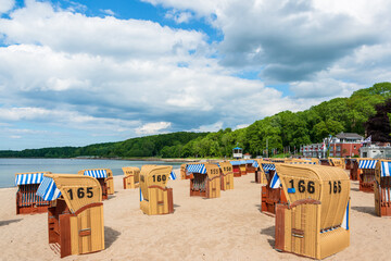Kieler Förde Heikendorf-Möltenort. Die Coronaauflagen sind gelockert, die Strandkörbe zum...