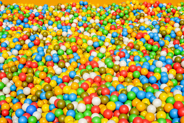 屋外の大規模なボールプール