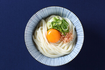 釜玉うどん、紺色背景
