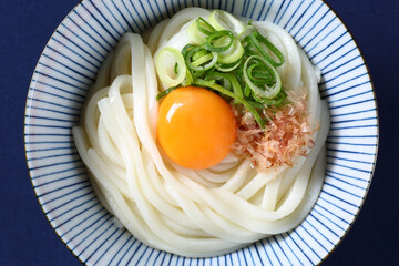 釜玉うどん、紺色背景