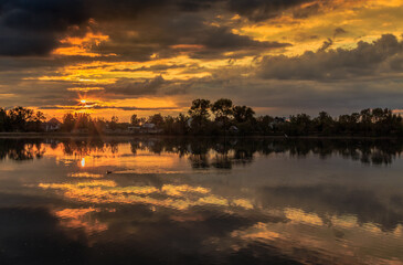 Obraz premium Sunset in Ukraine. Kiev region. 31. 05. 2020
