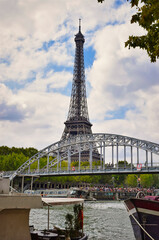 Rio Senna , pasarela y Torre Eiffel