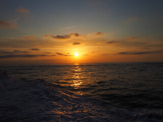 Amanecer en el mar  3