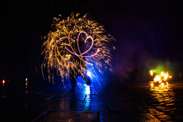 Fajer show. Ogień o kształcie serca. © Anastasiia