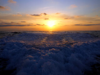 Amanecer en el mar 2