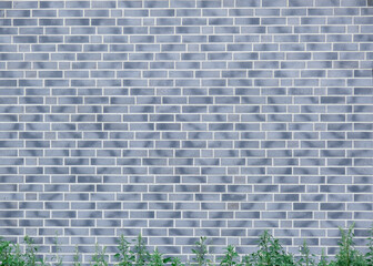 Neubau: Blick auf eine gerade gebaute Klinkerwand eines modernen Wohnhauses mit Bepflanzung im...