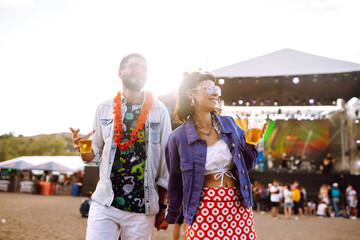 Obraz premium Couple with beer at music festival. Summer Beach party, holiday, vacation concept.
