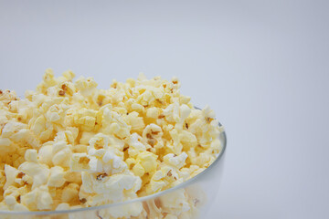 popcorn in oil in a glass plate
