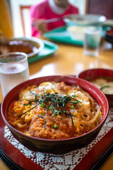 日本の食べ物　カツ丼