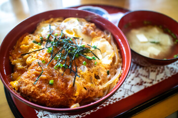 日本の食べ物　カツ丼