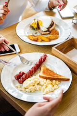 friends eating in the cafe