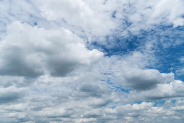 Quellwolken am blauen Himmel