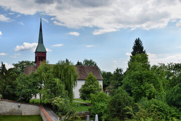 Fototapeta na wymiar Kleine Kirche bei Laufen-Uhwiesen am Rheinfall in der Schweiz 20.5.2020