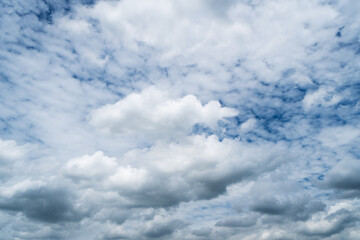 Quellwolken am blauen Himmel