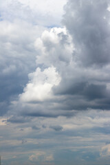 Dramatischer Himmel mit Wolken