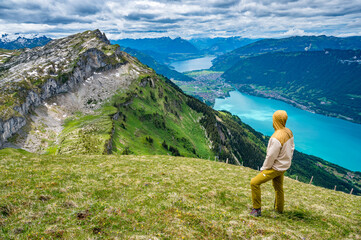Wanderer geniesst Aussicht auf Interlaken und Brienzersee