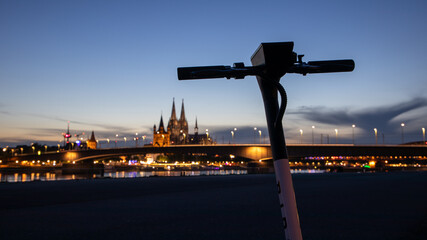 E-Scooter am Deutzer Ufer in Köln bei Sonnenuntergang