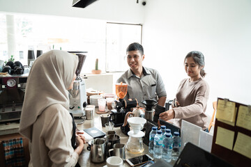 Obraz premium Barista receives orders from customers in the coffee shop