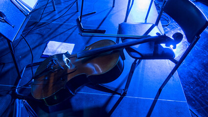 Fototapeta na wymiar violin on stage before a symphonic classical concert